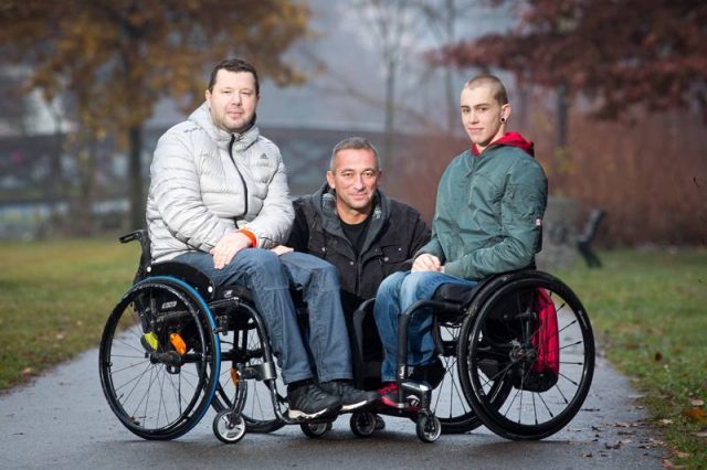 Tři muži na invalidních vozících v podzimním parku – zaměstnanci chráněné dílny PS PATROL